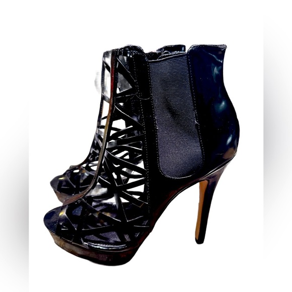 BEBE VIXEN STRAPPY HEEL’s
Sz 8
NWT


Inv#3129 - Picture 1 of 5